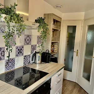 Le Petit , Jolie Maisonnette Terrasse Netflix Parking Prive Jeux De Societe Appartement